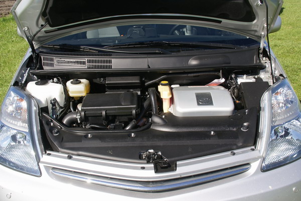 Der Motorraum des Prius II